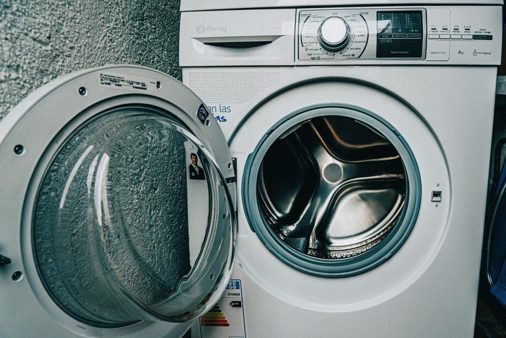 Evolutie van huishoudelijke apparaten: van vroegere handmatige wasmachine tot moderne slimme apparaten