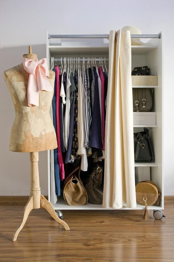 Visuele gids voor het creëren van een duurzame kledingkast met stappen voor een milieuvriendelijke garderobe
