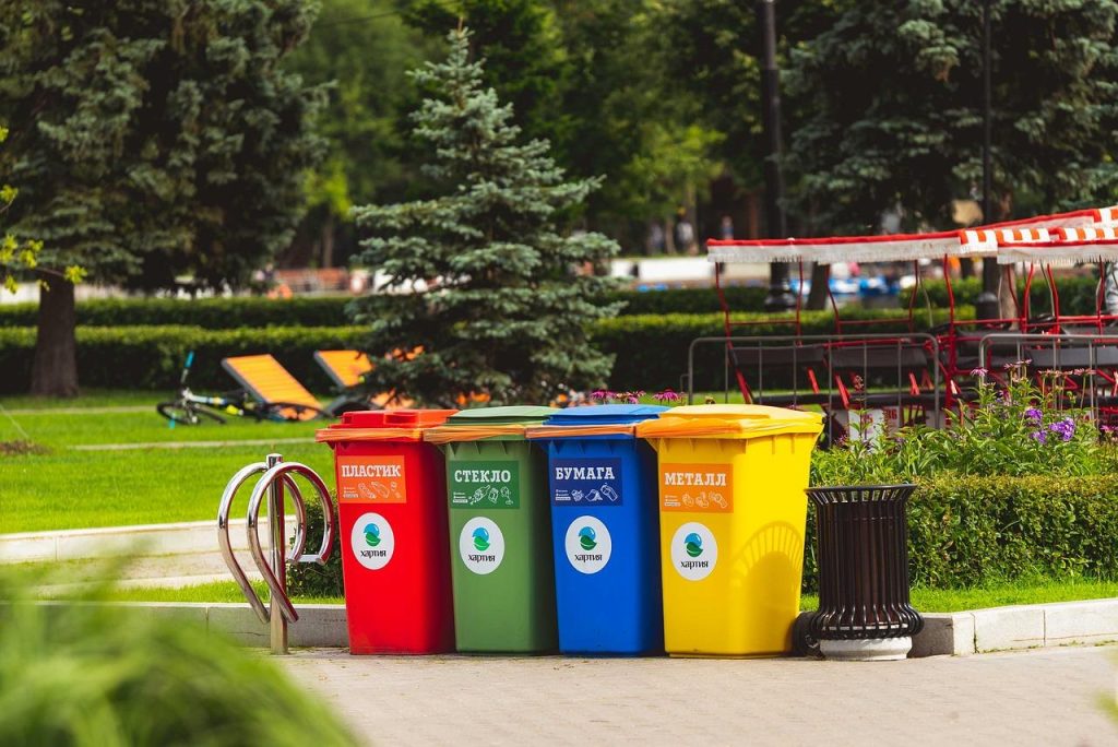 Afvalscheiding op de werkvloer met gescheiden bakken voor papier, plastic, glas en organisch afval ter ondersteuning van de c