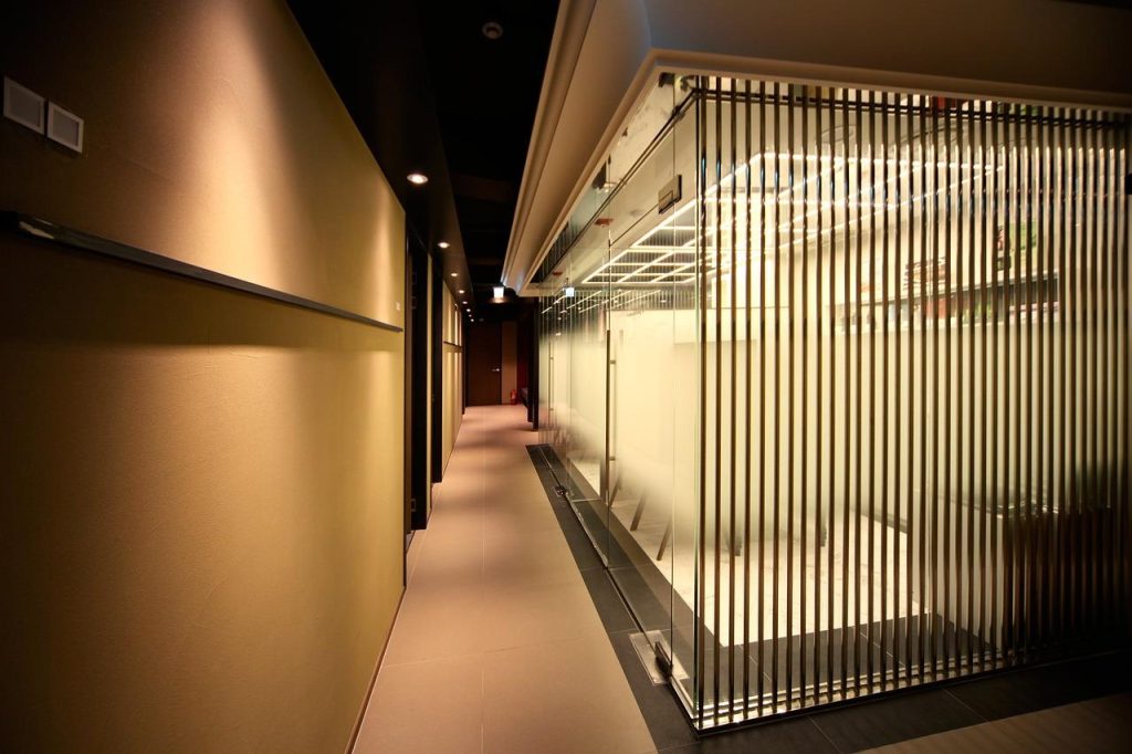 Modern kantoor met alternatieven voor traditionele kantoorinrichting: flexibele werkplekken met natuurlijk licht en groene pl