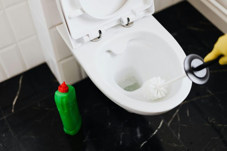 Home Slimme gewoontes om hardnekkige afvoerproblemen te voorkomen - gebruik van zeefje en reinigingsproducten