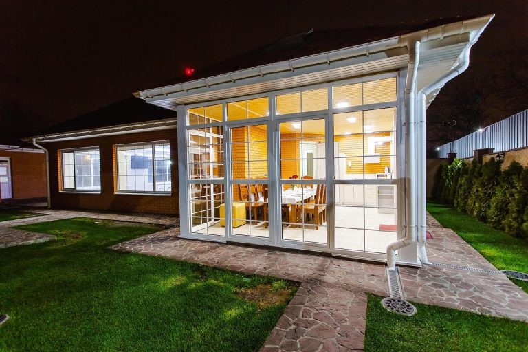 Home Cottage tuin met moderne zonwering - voordelen van een buitenruimte met schaduw en comfort
