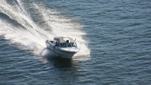 Home Personen genieten van een sloep op het water met comfortabele zitplaatsen voor ontspannen vaarmomenten
